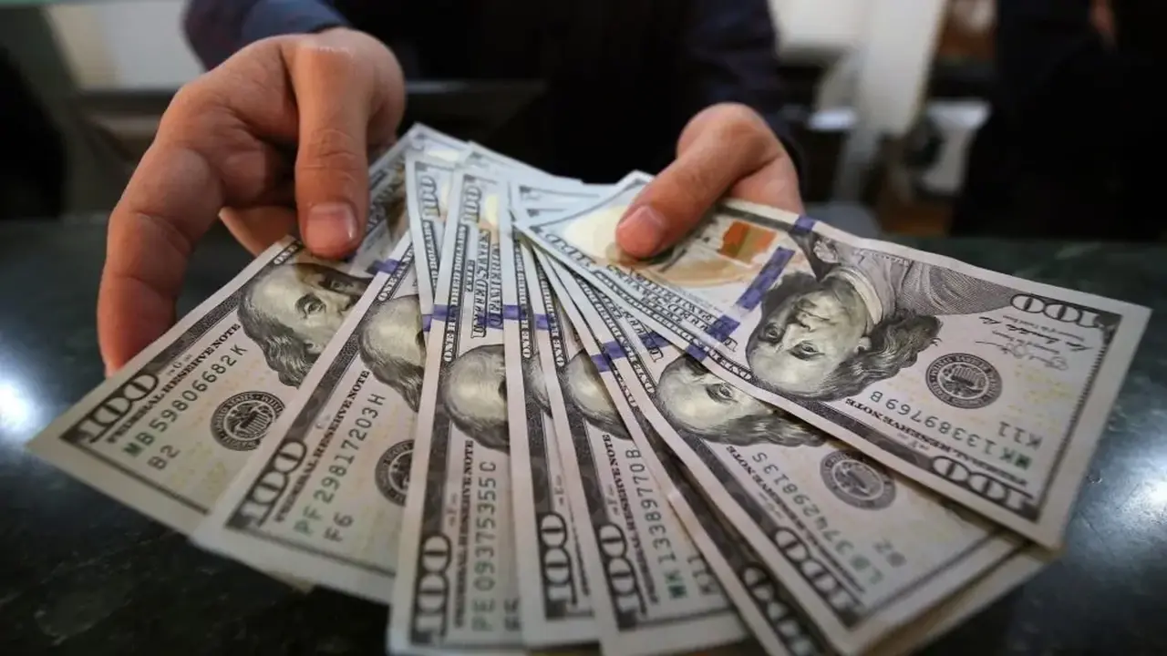 تراجع سعر الدولار.. هبوط جماعي للعملة الخضراء داخل 10 بنوك مصرية يوم الأحد